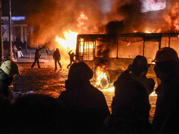 Protestors in Ukraine hurl bombs, rocks at Police