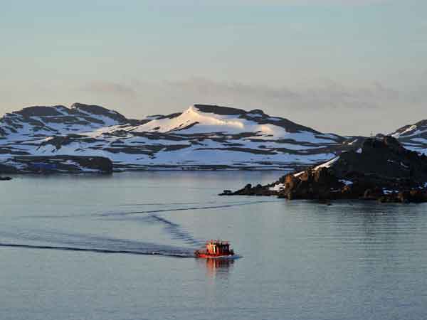 Setting the sails high on the sea 