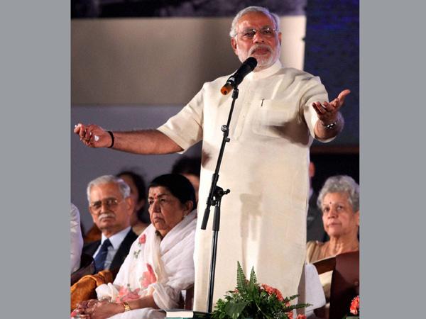 Shreshtha Bharat Divas: Modi mourns the martyrs, joins in singing
