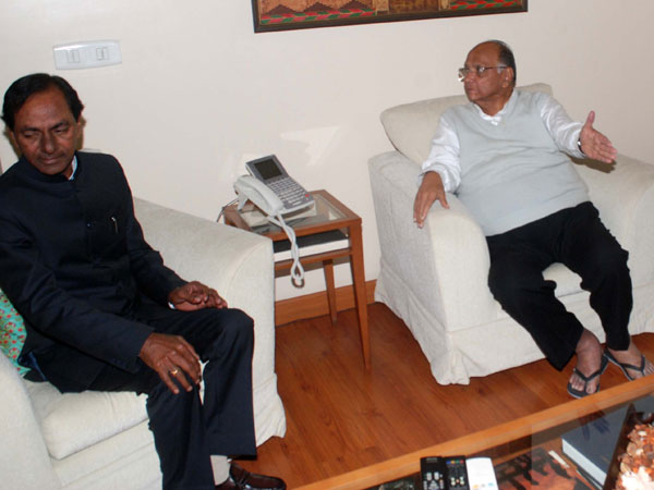 Sharad Pawar discussing Telangana issue