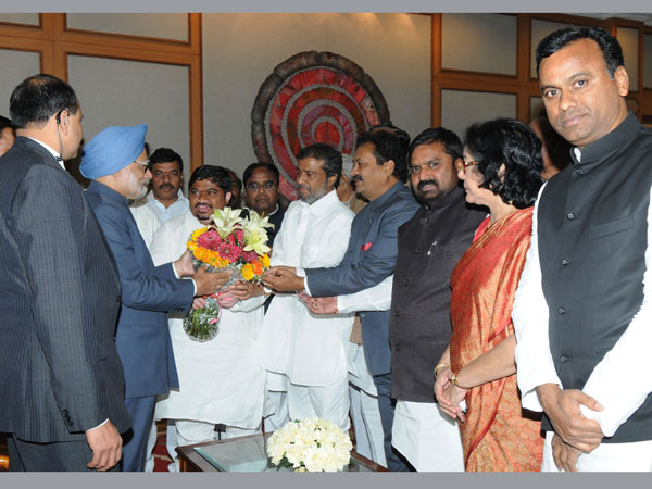 Manmohan Singh with political leaders