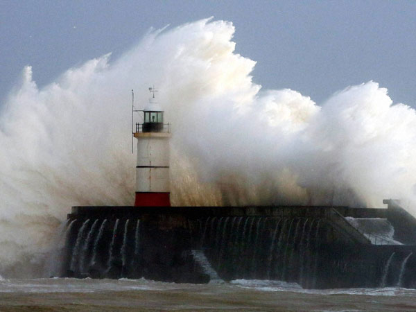 Britain braces for brazen weather 