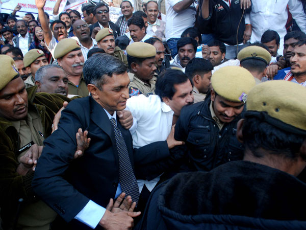 Attack on Lok Satta Party national president Jayaprakash Narayan