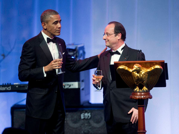Obama toasts with French President Francois Hollande 