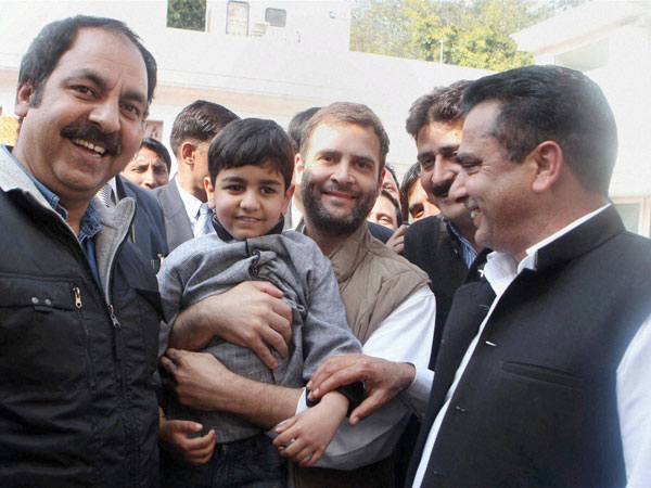 Rahul Gandhi gets friendly with a kid 