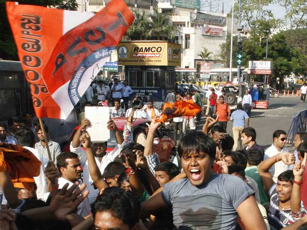 People raise slogans on Telangana