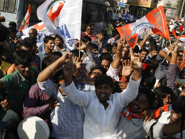 Lok Sabha passes Telangana Bill through voice votes