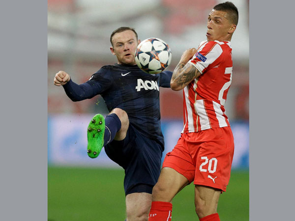 Olympiakos' Jose Holebas fights for the ball