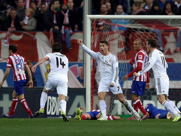 Ronaldo scroes a goal 