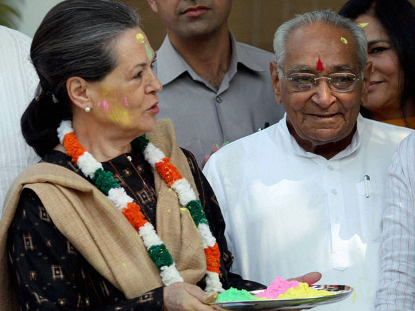 Sonia Gandhi celebrates with party leaders on the occassion of 'Holi'