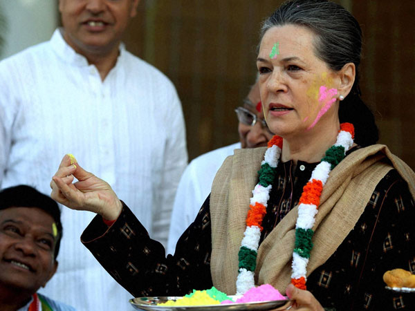 Sonia Gandhi celebrates 'Holi'