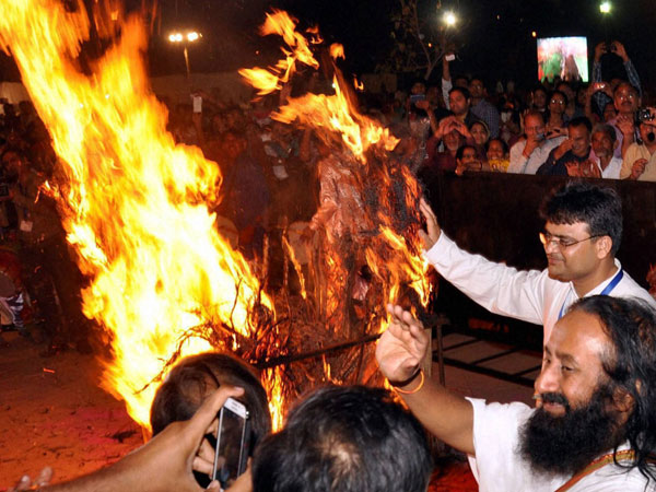 Sri Sri Ravishankar with his followers takes part in Holi celebrations