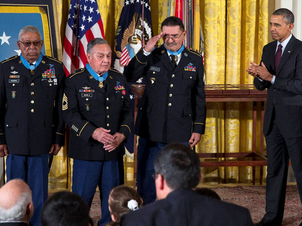 Obama awards Army veterans