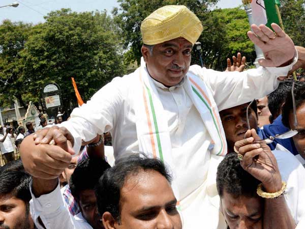 Nandan Nilekani wears mysore peta