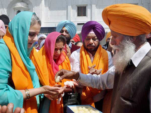 Preneet Kaur paying obeisance