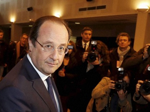 French president Francois Hollande casts his ballot
