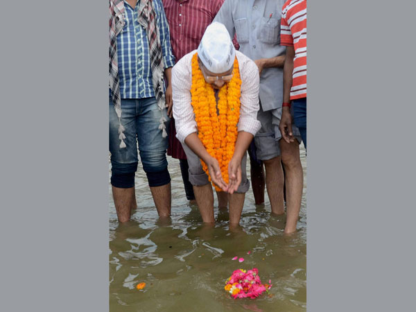 Arvind Kejriwal takes a dip in the Ganges 