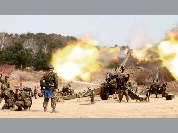 South Korean army fires 155 mm howitzers