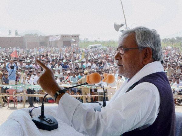 Nitish Kumar addresses an election campaign rally at Chakand
