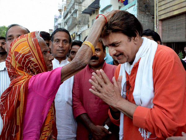 Kunal Singh seeks blessings from a woman during his election campaign