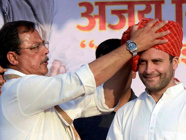 Rahul Gandhi being welcomed by party candidate Ajay Singh