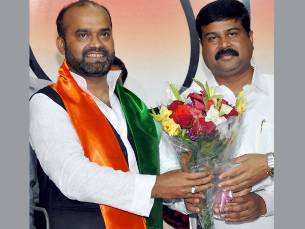 JDU leader Sabir Ali (L) joins BJP in New Delhi