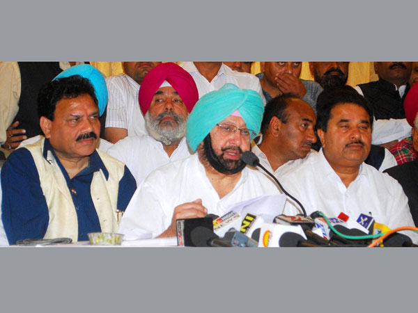 Congress candidate from Amritsar Captain Amrinder Singh adressess a press conference
