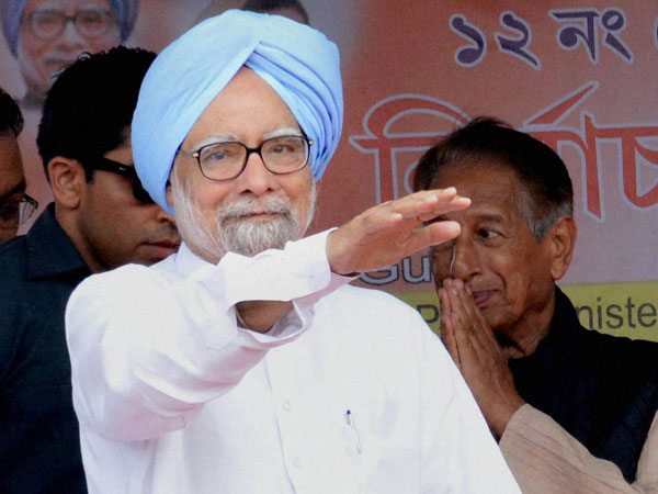 Prime Minister Manmohan Singh waves towards the crowd