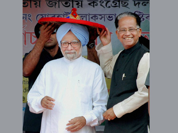 Assam Chief Minister Tarun Gogoi presents Assamese japi