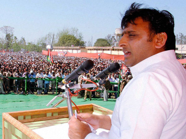 Akhilesh Yadav addressing a rally at Bijnor