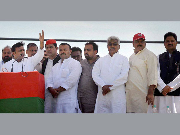 Akhilesh Yadav addressing a rally in Bijnor 