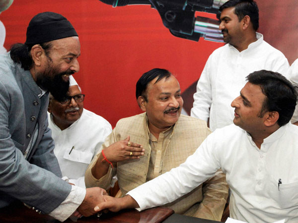 Akhilesh Yadav shakes hands with Maulana Fazlurrehman Wayazi 