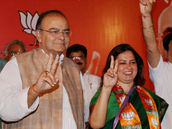 Arun Jaitley along with party leader Meenakshi Lekhi 
