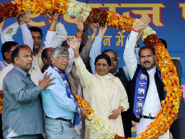 BSP Supremo Mayawati (C) being garlanded by party leaders