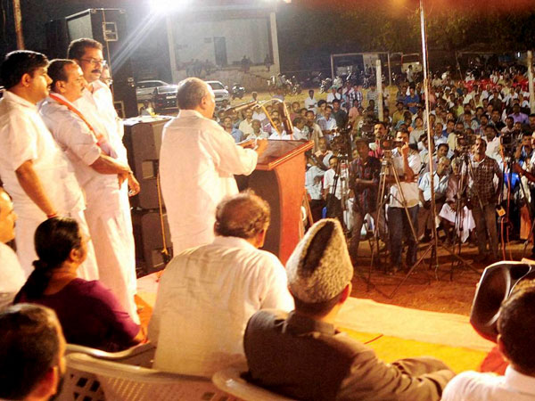 AK Antony addressing a UDF election rally in Kozhikode
