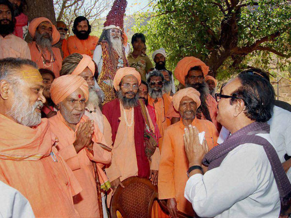 aharashtra PWD Minister Chhagan Bhujbal seek blessing