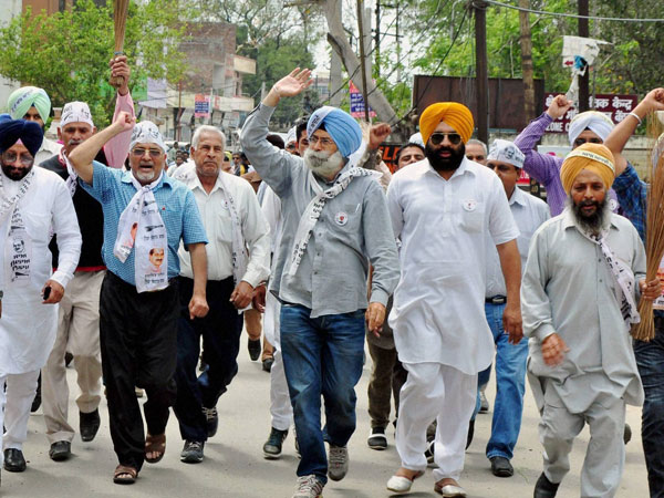 H S Phoolka along with party members during an election campaign