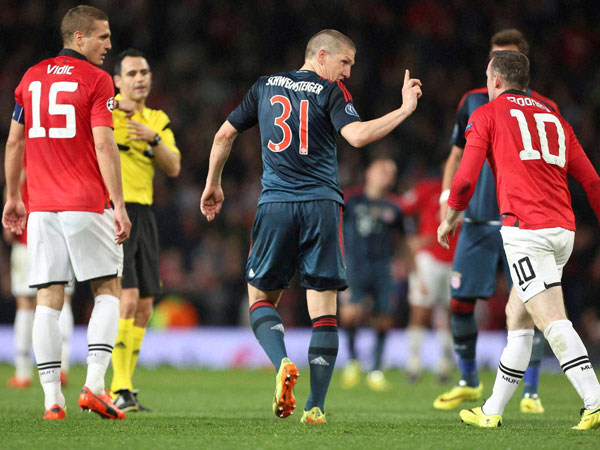 Schweinsteiger argues with Rooney