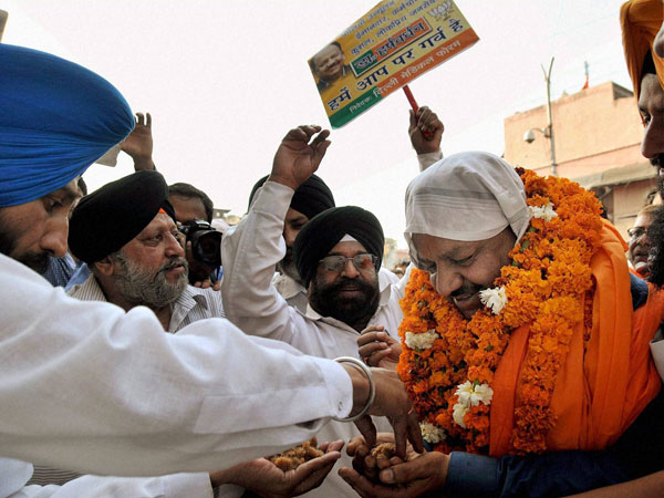 BJP candidate Harsh Vardhan at a road show