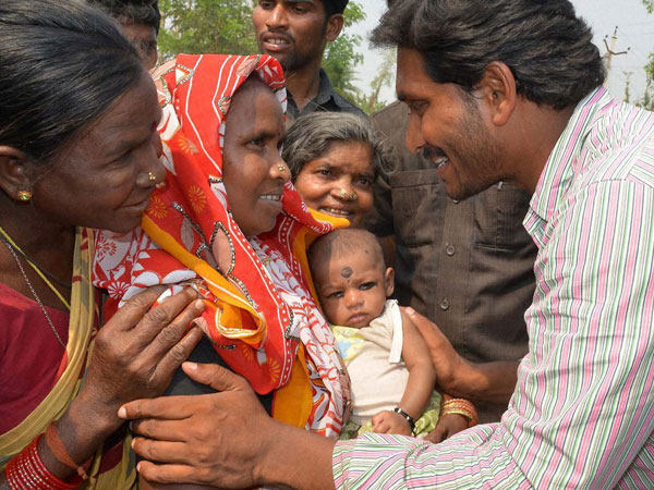 YS Jagan Mohan Reddy interacts with people during road show