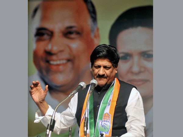 Prithviraj Chavan C.M. of Maharastra addresses an election campaign