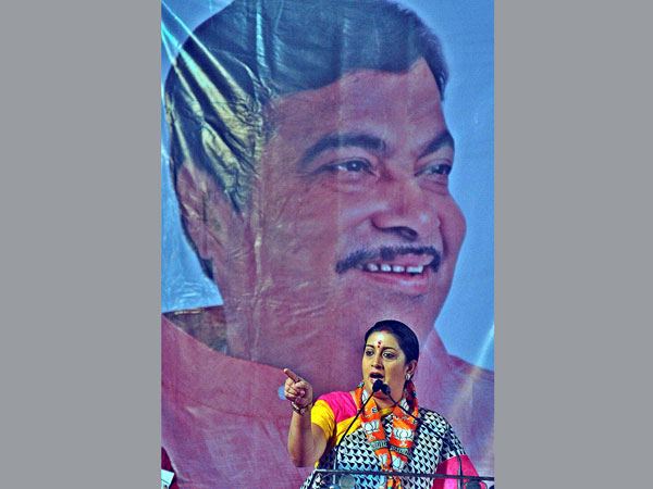 Smriti Irani addresses an election campaign rally in Nagpur