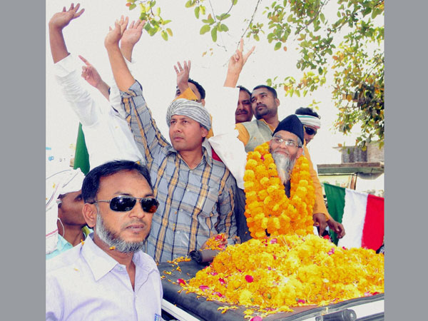 Maulana Aamir Rashadi Madani during a road show