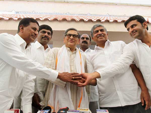 S M Krishna with party candidates