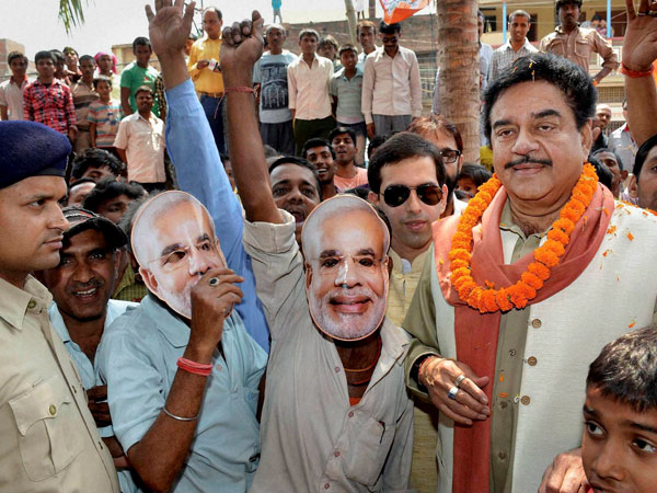 BJP candidate Shatrughan Sinha with supporters 