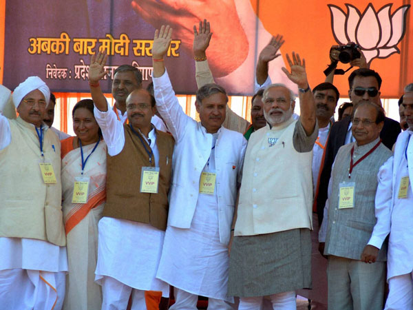 Narendra Modi with party candidate Rao Inderjit Singh
