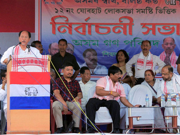 Neiphiu Rio (lef) addresses an AGP election campaign