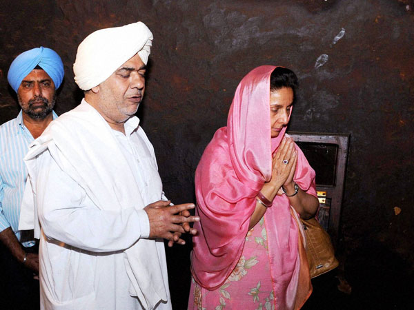 Congress candidate Preneet Kaur paying obeisance