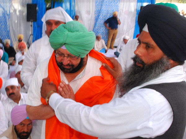 Amritsar Captain Amarinder Singh bring felicitated by party worker