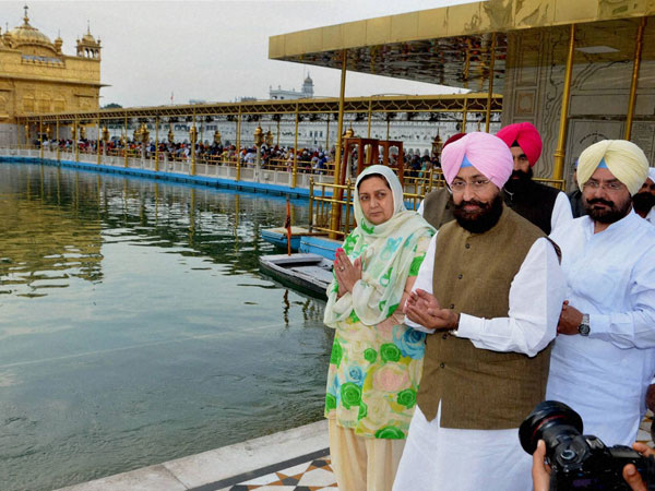 Singh Bajwa paying obiesence at golden temple